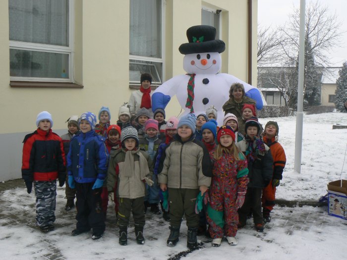 Děti z MŠ u sněhuláka při rozsvěcení ván. stromku