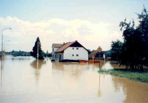 povodeň 1997 - ul. Dolní, silnice I/55 směr Otrokovice