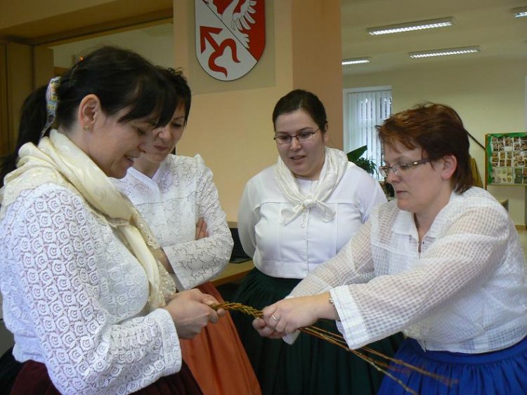 Členky souboru Babčice si také vyzkoušely uplést tatar.