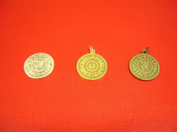 Svatomartinská mince v provedení stříbro, pozlacená a tombak