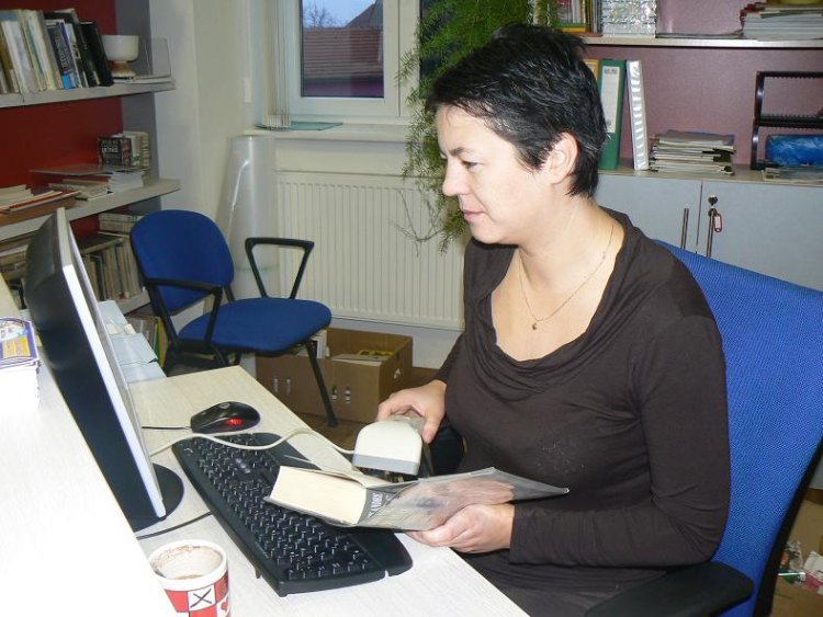 Knihovnice paní Petra Šimoníková při práci s novým knihovnickým počítačovým programem.
