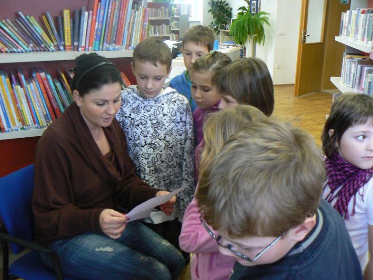 Děti ze ŠD v knihovně.