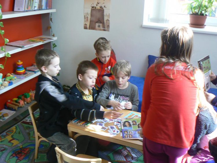 Žáci ze školní družiny v knihovně