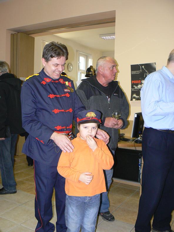 p. Blaha v dobové hasičské uniformě se synem.