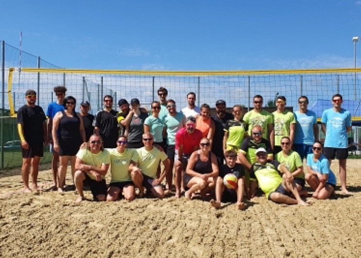 Společné foto účastníků Mistrovského turnaje v beach volejbale 7.8.2021