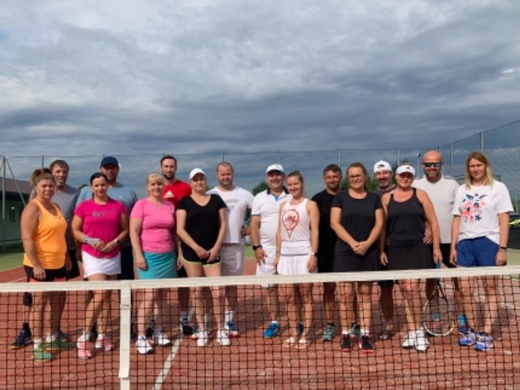Společné foto účastníků v tenisovém MIXu 31.8.2021